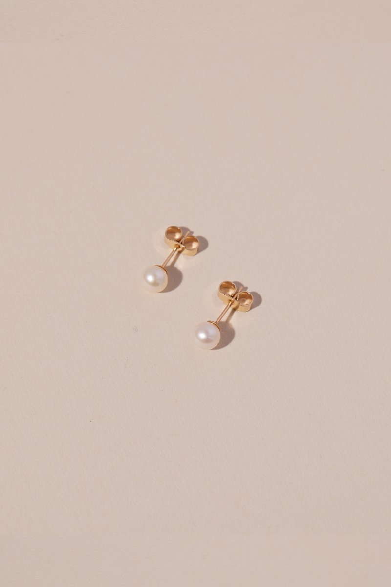 CLASSIC PEARL STUD EARRINGS