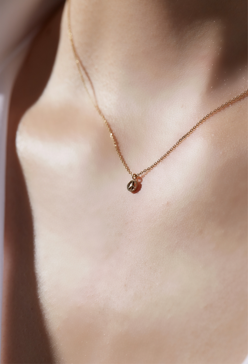 PETITE PEACE NECKLACE AURUM GREY