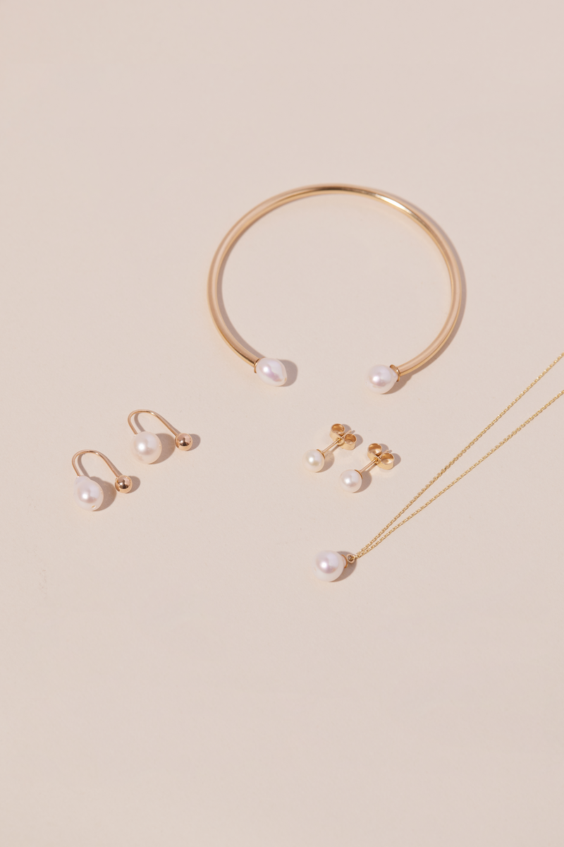 CLASSIC PEARL STUD EARRINGS